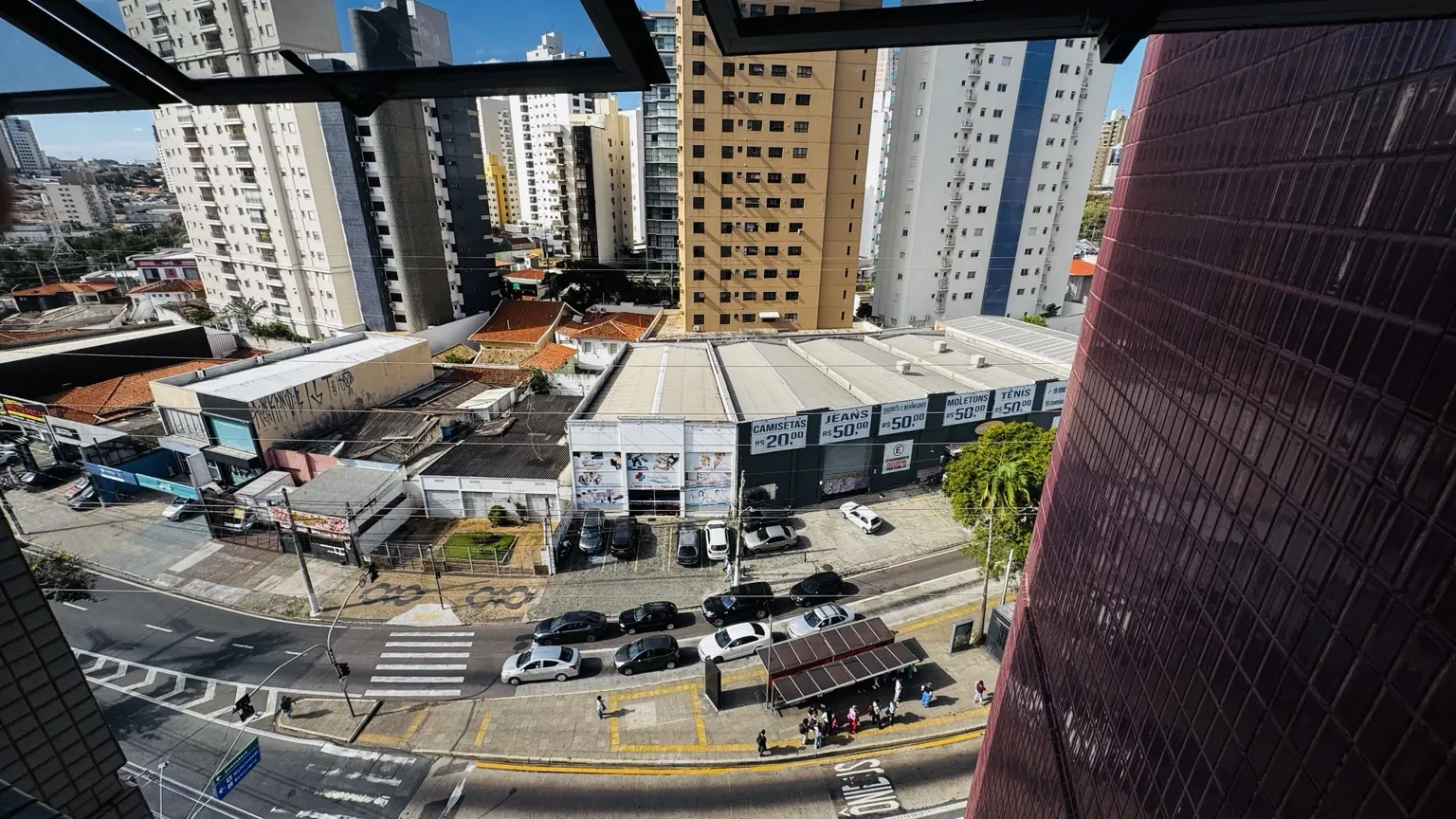 Vista da janela do andar comercial sobre o Centro de Campinas